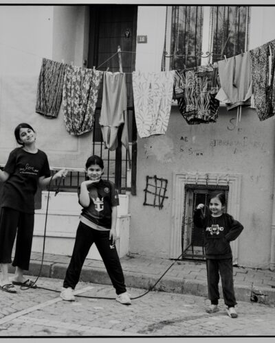 Black and white analogue photography by Jeroen Busschers of a street scene in Istanbul