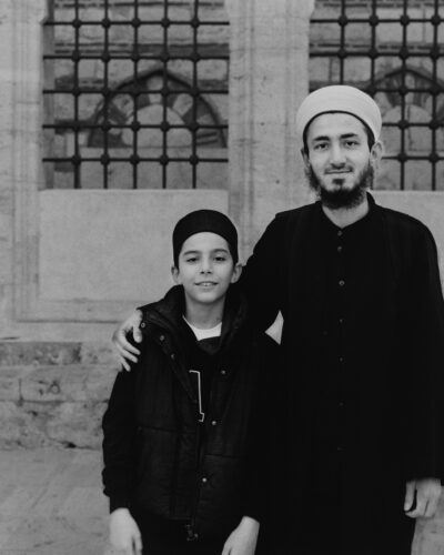 Analogue black and white photography by Jeroen Busschers of 2 persons in Istanbul